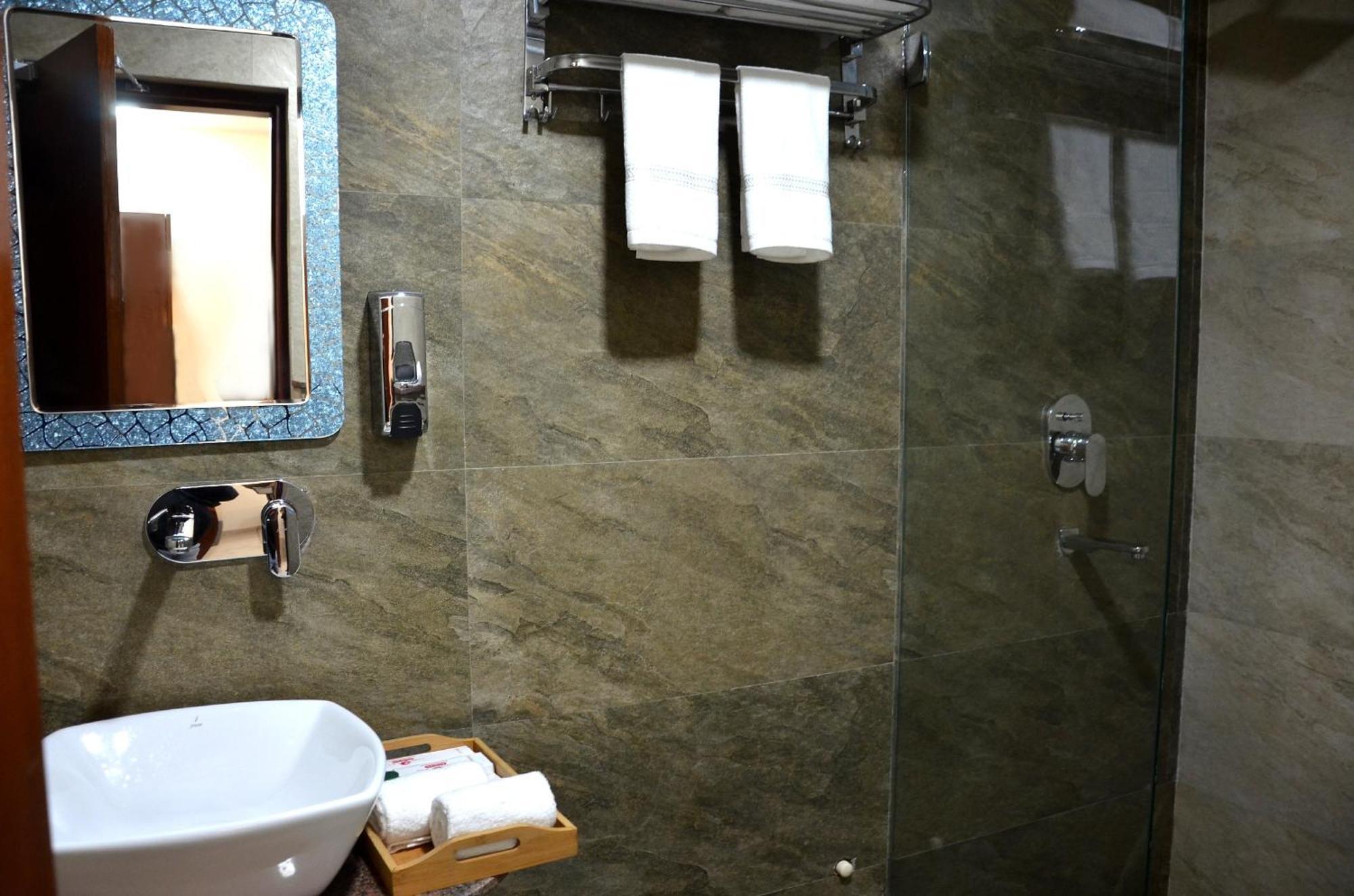 Fabhotel Roselle Inn Lucknow Eksteriør billede